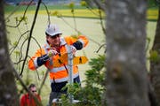 Auch SVP-Kantonsrat Karl Nussbaumer installiert neue Wanderwege. (Bild: Stefan Kaiser, Rotkreuz, 24. April 2019)