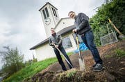 Hier soll der Garten Eden entstehen. Kirchenpräsident Martin Buser und der diakonische Mitarbeiter Beno Kehl auf dem Landstück der evangelisch-reformierten Kirche Sirnach. (Bild: Andrea Stalder)