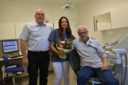 Markus Blättler, Vizepräsident der Primarschule, mit Vania Roeniger und Mats Grahm. (Bild: PD)