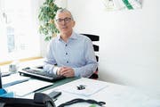 Finanzverwalter Fredy Thalmann an seinem Arbeitsplatz. Den muss er nun räumen. (Bild: Astrid Zysset)