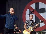 Vielleicht hören die Menschen ja auf Bad Religion: Die US-Punkrockband um Sänger Greg Graffin (links) veröffentlicht am Freitag eine fadengerade Gesellschaftsanalyse in Form eines neuen Albums. (Bild: Keystone/DPA/THOMAS FREY)