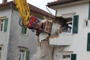 Der Bagger frisst sich in das marode Gebäude. (Bilder: Joëlle Ehrle)
