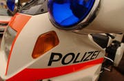 Die Polizei musste am Montag zum Unfall in Wangs ausrücken, bei dem ein Fussgänger eingeklemmt und dabei verletzt wurde. (Bild: Reto Martin)