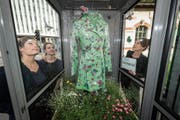 Denise Hofer (vorne links), Rahel Flückiger (hinten links) und Brigitte Müller betrachten die aktuelle Installation. (Bild: Hanspeter Schiess)