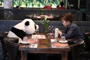 In einem Restaurant in Shenyang leisten den Kunden bei Bedarf Plüschpandas Gesellschaft. (Bild: Getty Images)
