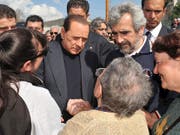 Der 82-jährige Silvio Berlusconi (Bildmitte) ist am Dienstag mit akuten Nierenkolik in die Mailänder San Raffaele-Klinik eingeliefert worden. Der viermalige Premier will bereits am Dienstagnachmittag an einer Wahlveranstaltung der Forza Italia in Arcore bei Mailand teilnehmen . (Bild: KEYSTONE/AP ITALIAN PREMIER'S PRESS OFFIC/LIVIO ANTICOLI)