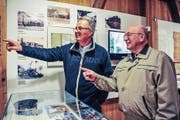 Kurator Hansruedi Aeberhard und Stiftungsratspräsident Hermann Stamm freuen sich über ihre neue Sonderausstellung. (Bild: Olaf Kühne)