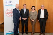 Beat Tinner, Thomas Toldo, Katrin Frick und Martin Vinzens beim FDP-Höck in der Strafanstalt Saxerriet. (Bild: Doris Lippuner)