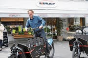 Gemeinderat Lukas Arnold testet eines der neuen Transportvelos, die nun ausgeliehen werden können. (Bild: Matthias Piazza, Stans, 30. April 2019)