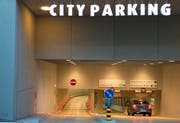 Die City Parking AG betreibt in St.Gallen verschiedene Parkhäuser, darunter jenes hinter dem Hauptbahnhof. (Bild: Urs Bucher - 20. Oktober 2013)