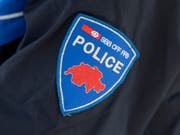 Die SBB haben gegen einen Transportpolizisten eine Untersuchung eingeleitet. Grund sind Äusserungen des Mannes auf Facebook. (Bild: KEYSTONE/URS FLUEELER)