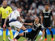 Der spanische Schiedsrichter Antonio Lahoz schaut genau hin beim harten Zweikampf zwischen Tottenhams Toby Alderweireld (links) und Ajax' Dusan Tadic (Bild: Keystone/AP/Frank Augstein)