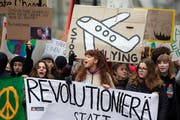 Junge Demonstranten und Demonstrantinnen bei einem Klimaprotestmarsch durch die Stadt Bern. (Bild: Peter Klaunzer/Keystone, 2. Februar 2019)