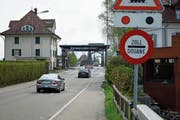 Der Veloweg von Au in Richtung Diepoldsau quert beim Zoll Wiesenrain die Rheinstrasse. Trotz des Schildes «Zoll/Douane» sind Autofahrer, die den Grenzübergang Widnau – Lustenau benutzen, meist unerlaubt schnell unterwegs. (Bild: Bilder: Kurt Latzer)