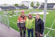 OK-Präsident Walter Lanz (Mitte) sowie die beiden Bauverantwortlichen Stefan Fiechter und Dani Gubler in der Schwingarena. (Bild: Samuel Koch)