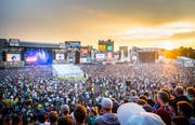 Besucher verfolgen ein Konzert auf der Hauptbühne. (Bild: Andrea Stalder, Juli 2018)