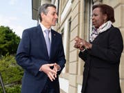 Bundesrat Ignazio Cassis begrüsst Louise Mushikiwabo, Generalsekretärin der Internationalen Organisation der Frankophonie, am Dienstag in Bern. (Bild: KEYSTONE/PETER SCHNEIDER)