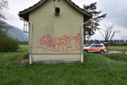 Die Fassade dieses Pumpwerks in Eschen wurde von Sprayern verunstaltet. (Bild: Landespolizei)