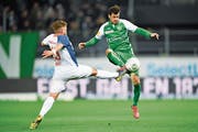 Der beste St. Galler Tranquillo Barnetta (rechts) ist vor dem Grasshopper Yoric Ravet am Ball. (Bild: Gian Ehrenzeller/KEY)