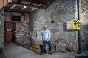 Marco Sieber im Eingangsbereich des Kellers, der nach dem Umbau ganz anders daherkommen wird. Bild: Pius Amrein (Sempach, 1. April 2019)