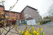 Aussenansicht des Westflügels: Das Baugerüst weist auf die laufenden Sanierungsarbeiten hin.