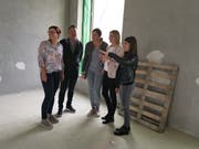 Schauen sich den Rohbau an: Sandra Stadler, Vizepräsidentin von Güttingen; Harry Lüthi-Gantenbein, Primarschulpräsident Altnau; Anja Hohengasser, Altnauer Gemeinderätin, sowie die beiden Kita-Betreiberinnen Rebekka Weisser und Debora Santeramo. (Bild: Nicole D'Orazio)