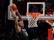Clint Capela auf dem Weg zu zwei seiner 24 Punkte (Bild: KEYSTONE/AP/MARCIO JOSE SANCHEZ)