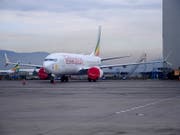 Eine Boeing 737 Max 8 der Ethiopian Airlines auf dem Flughafen in Addis Abeba. Nach dem Absturz einer Maschine diesen Typs empfiehlt Äthiopien die Überprüfung der umstrittenen Steuerungssoftware. (Bild: KEYSTONE/EPA/STR)