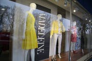 Bald verschwinden Schaufensterpuppen und Logo: Die «Madeleine Boutique» schliesst, der Versandhandel bleibt bestehen. (Bild: Marlen Hämmerli - 4. April 2019)