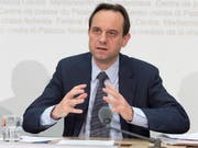 Finma-Direktor Mark Branson ruft nach Massnahmen gegen die Überhitzung im Bereich der Renditeliegenschaften. Einer solchen könne «nur mit wirksamen Anpassungen der Selbstregulierung oder der Regulierung erfolgreich begegnet werden.» (Bild: KEYSTONE/LUKAS LEHMANN)