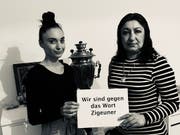 Ein Bild der Foto-Aktion, mit der Schweizer Sinti und Roma klarstellen, dass der Begriff «Zigeuner» nicht mehr benutzt werden soll. (Bild: GfbV)