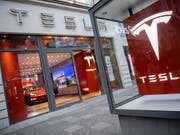 Der Autobauer Tesla hat im abgelaufenen Geschäftsquartal deutlich weniger Fahrzeuge an Kunden ausgeliefert als im Vorquartal. (Bild: KEYSTONE/EPA/JENS SCHLUETER)
