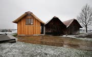 Das neue Bootslagerhaus, wo der Siehbach in den See fliesst, ergänzt die beiden bestehenden Zweckbauten. (Bild: Stefan Kaiser, Zug, 4. April 2019)
