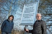 In neun Monaten haben Helene und Hansjakob Tobler über 6,5 Tonnen Abfall eingesammelt, dazu viele volle Abfall- und Kleidersäcke sowie Sperrgut. Eine neue Hinweistafel weist die Parkplatzbesucher auf die Konsequenzen hin, sollte sich die Situation nicht bessern. (Bild: Kurt Latzer)