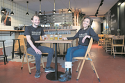 Raphael Kuhn (33) und Alexandra Barreña (31) bringen viel Schweizer Biergeschmack nach Luzern (Foto: Eveline Beerkircher, 4. April 2019, Luzern)