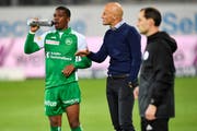 Der FC St.Gallen ist in der Rückrunde einmal mehr aus der Spur geraten – im Bild Trainer Peter Zeidler und Offensivspieler Dereck Kutesa. (Bild: Keystone)