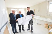 Verschaffen sich im Westflügel des Gebäudekomplexes einen Überblick über den Stand der Bauarbeiten: Institutionsleiter Carlo S. Hirschhorn, Vereinspräsident Walter Bollier sowie Projekt- und Bauleiter Dominique Büchi. (Bilder: Donato Caspari)
