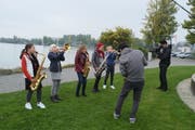 Ein japanisches Filmteam bei den Dreharbeiten am Romanshorner Hafen für die Uniqlo-Werbung. (Bild: PD)