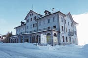 Der Betrieb des ehemaligen Nobelhotels Meyerhof in Hospental wurde vor 33 Jahren eingestellt. (Bild: Philipp Zurfluh, Hospental, 3. Januar 2019)