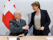 Armeechef Philippe Rebord und Verteidigungsministerin Viola Amherd informieren über den Rücktritt Rebords und die Suche nach einem Nachfolger. (Bild: KEYSTONE/PETER KLAUNZER)
