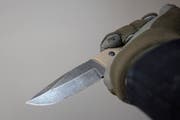 In der Spisergasse wurde in der Nacht auf Donnerstag ein Mann mit einem Messer attackiert. (Symbolbild: Keystone)