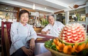 Leidenschaftliche Gastgeber: Pok und Hans Dickenmann. Das Kunstwerk vorne ist eine Melone, Pok Dickenmann hat daran zwei Stunden geschnitzt. (Bild: Andrea Stalder)
