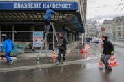 Am Donnerstag wurden die Schilder der ehemaligen Brasserie im Hotel Walhalla demontiert. (Bild: Raphael Rohner - 4. April 2019)
