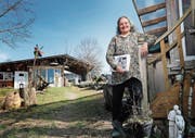 Viola Schmid teilt ihr Reich auf dem Hirschenhof gerne mit anderen. (Bild: Stefan Kaiser, Walchwil, 1. April 2019)