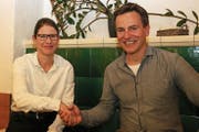 Das neue Vereinsmitglied Elisabeth Wallimann wird von Präsident Ernst Aufdermauer begrüsst. (Bild: Patricia Helfenstein-Burch)