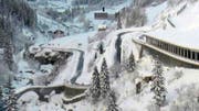 Blick auf die gesperrte Strasse in der Schöllenen. (Bild: Amt für Betrieb Nationalstrassen)
