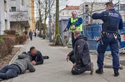 Polizeikommissar Thomas Böttcher (in Gelb) im Einsatz. (Bild: Rudi Renoir Appoldt, Berlin, 1. März 2019)