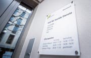Hauseingang: Das städtische Amt für Soziale Dienste ist an der Rheinstrasse 6 daheim. (Bild: Andrea Stalder)