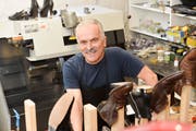 Antonio Mente in seiner Werkstatt: Er ist ein Familienmensch und liebt Tiere, das Gärtnern und italienischen Rotwein. (Bilder: Donato Caspari)