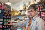 Mit den Magneten begann alles: Felix Rütsche in seinem Faire-Trade-Laden, in dem er auch Souvenirs verkauft. (Bilder: Adriana Ortiz Cardozo)